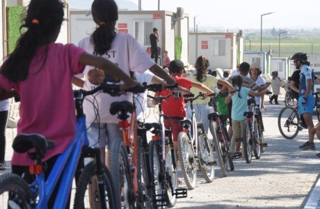 Hatay Antakya İSO Konteyner Kent’teki Çocuklara Güvenli Bisiklet Sürüş Eğitimi Verdik içerik görseli.